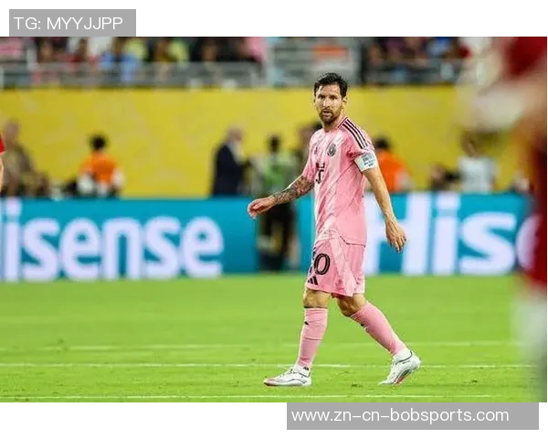 梅西在补时阶段单刀突袭被迅速回追的防守球员成功破坏