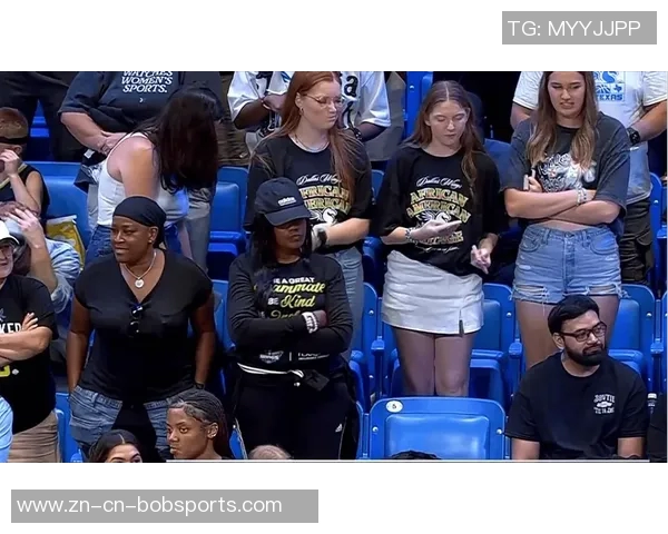 佩奇携女友与队友重返母校共同庆祝NCAA冠军戒指荣耀时刻